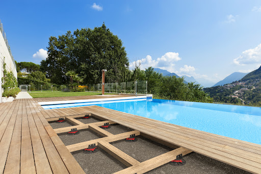 residence with swimming pool